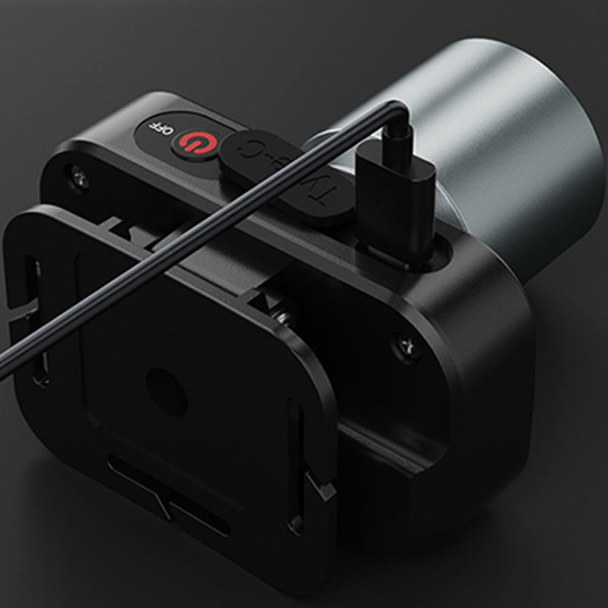 Ladekabelen satt i USB-C-porten på siden av hodelykten