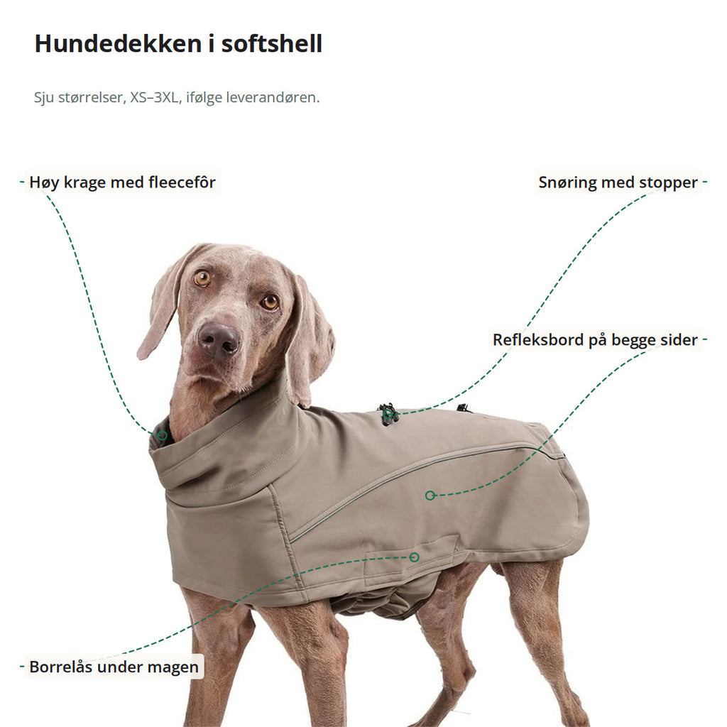 Hund i kakifarget hundedekken, merket med høy krage med fleecefôr, snøring med stopper, refleksbord og borrelås under magen