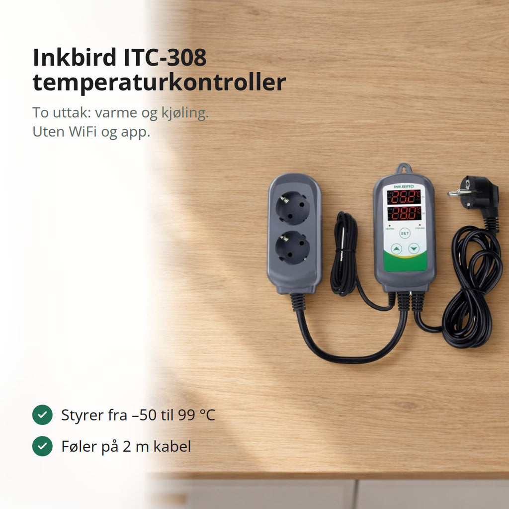 Inkbird ITC-308 temperaturkontroller med føler, to uttak og støpsel på en benkeplate i lys eik