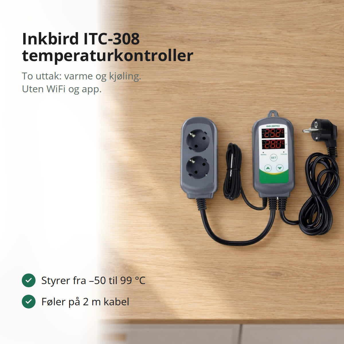 Inkbird ITC-308 temperaturkontroller med føler, to uttak og støpsel på en benkeplate i lys eik