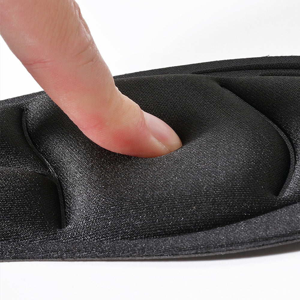 En finger trykker ned i den myke memory foam-sålen