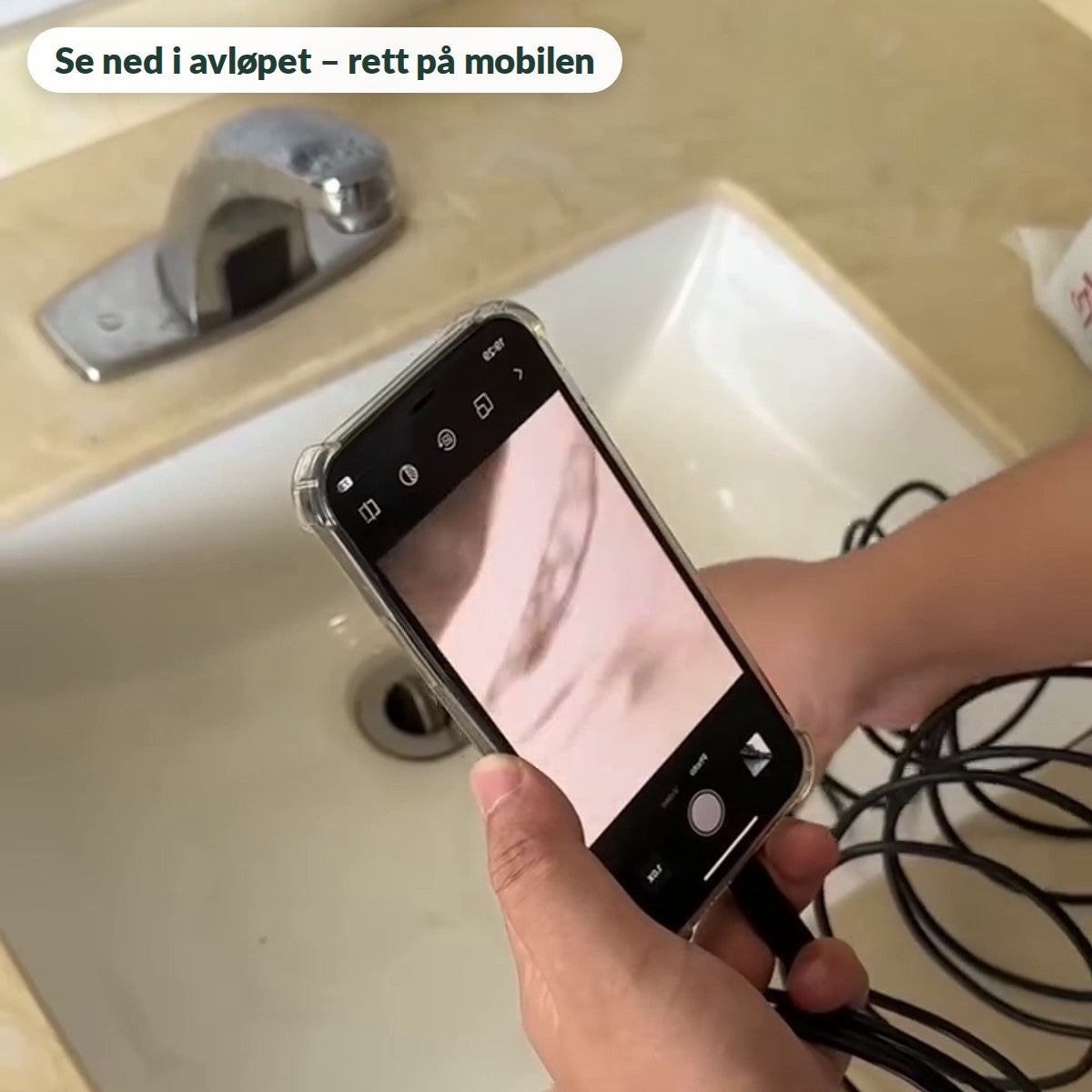 Mobilen viser innsiden av avløpet i vasken via inspeksjonskameraet