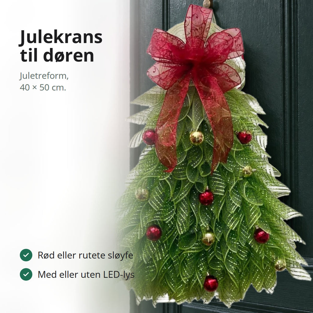Julekrans i juletreform med rød sløyfe på en mørkegrønn ytterdør