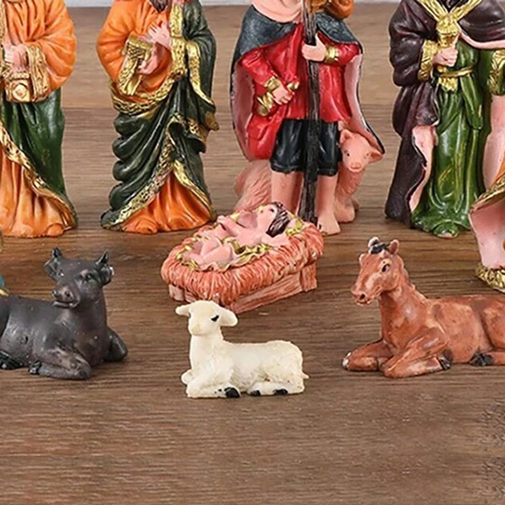 Nærbilde av Maria, krybben med barnet, oksen, lammet og eselet på et trebord