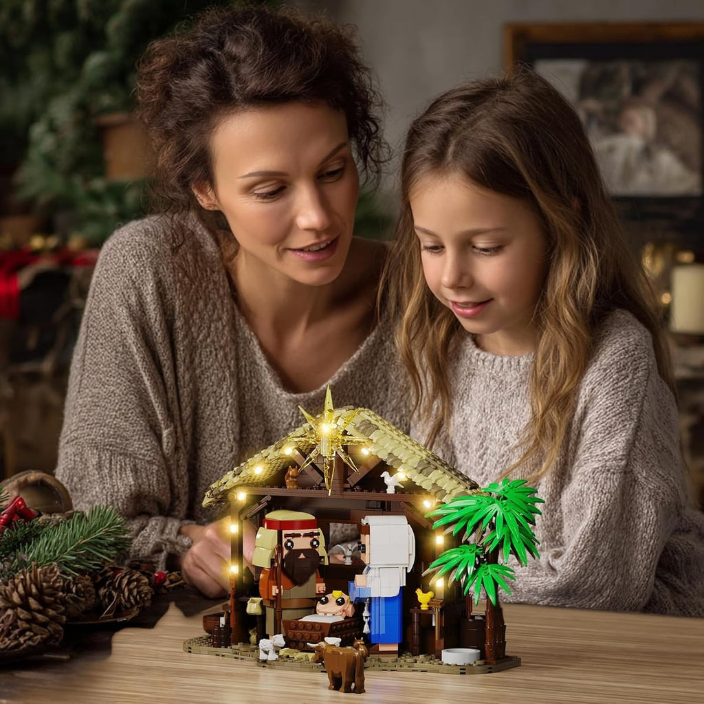 Mor og datter ser på den ferdige julekrybba i byggeklosser