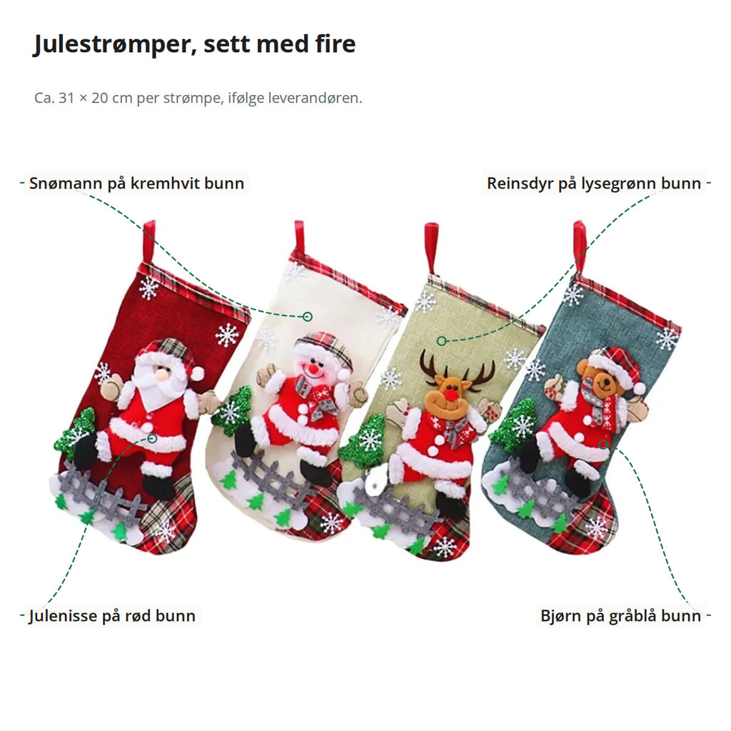 De fire julestrømpene merket med snømann på kremhvit bunn, reinsdyr på lysegrønn, julenisse på rød og bjørn på gråblå