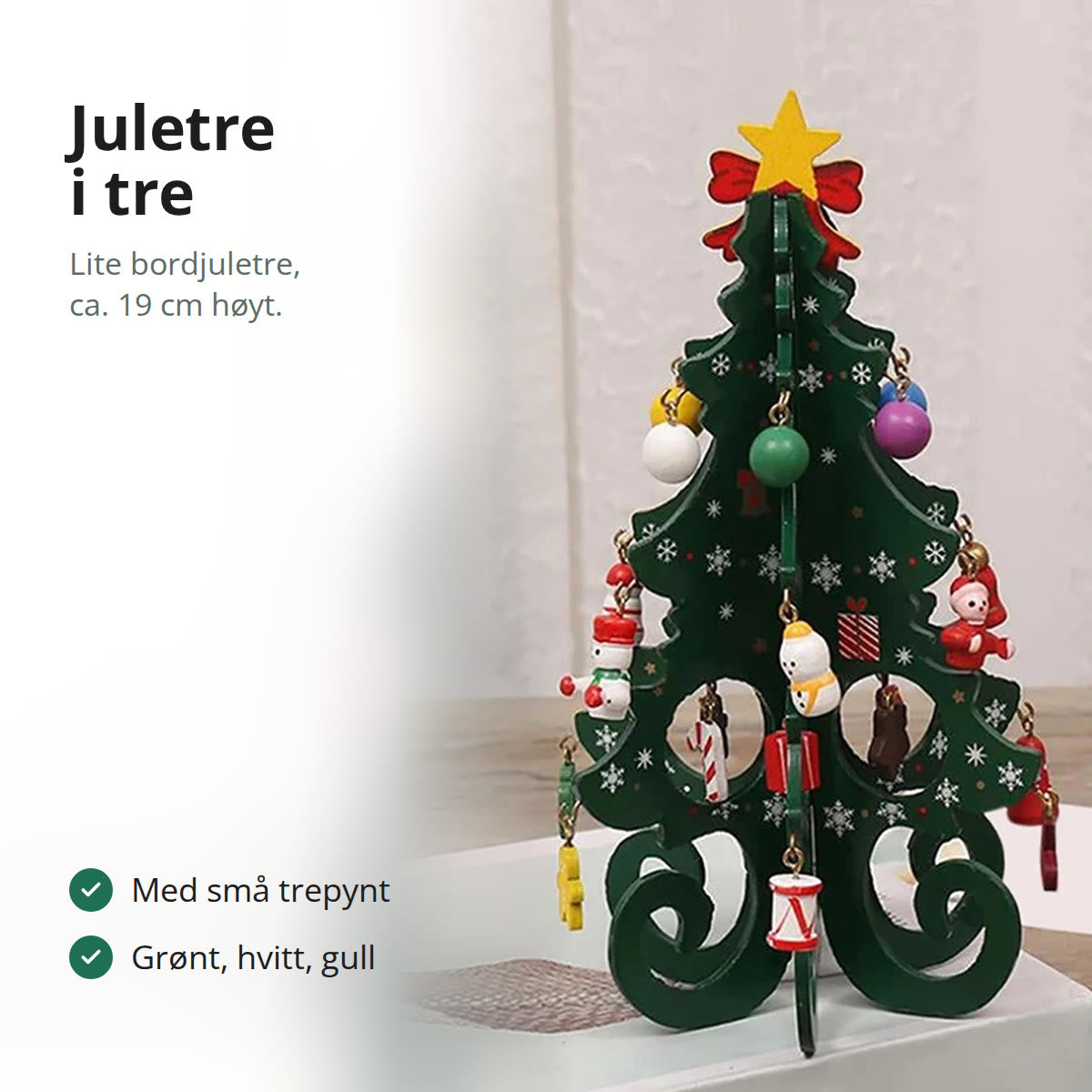 Grønt juletre i tre med stjerne, sløyfe og små trepynt