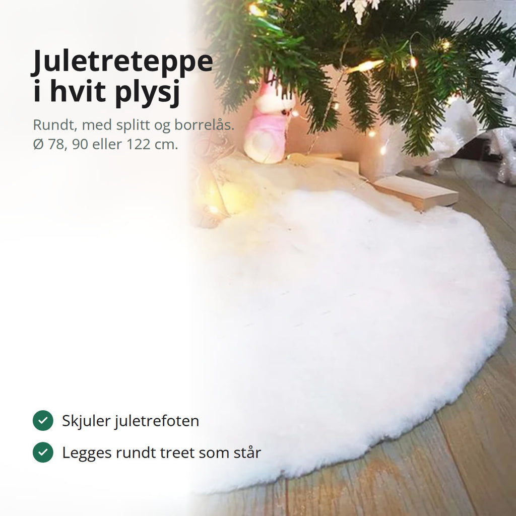 Juletreteppe i hvit, langhåret plysj rundt foten på et juletre med lys