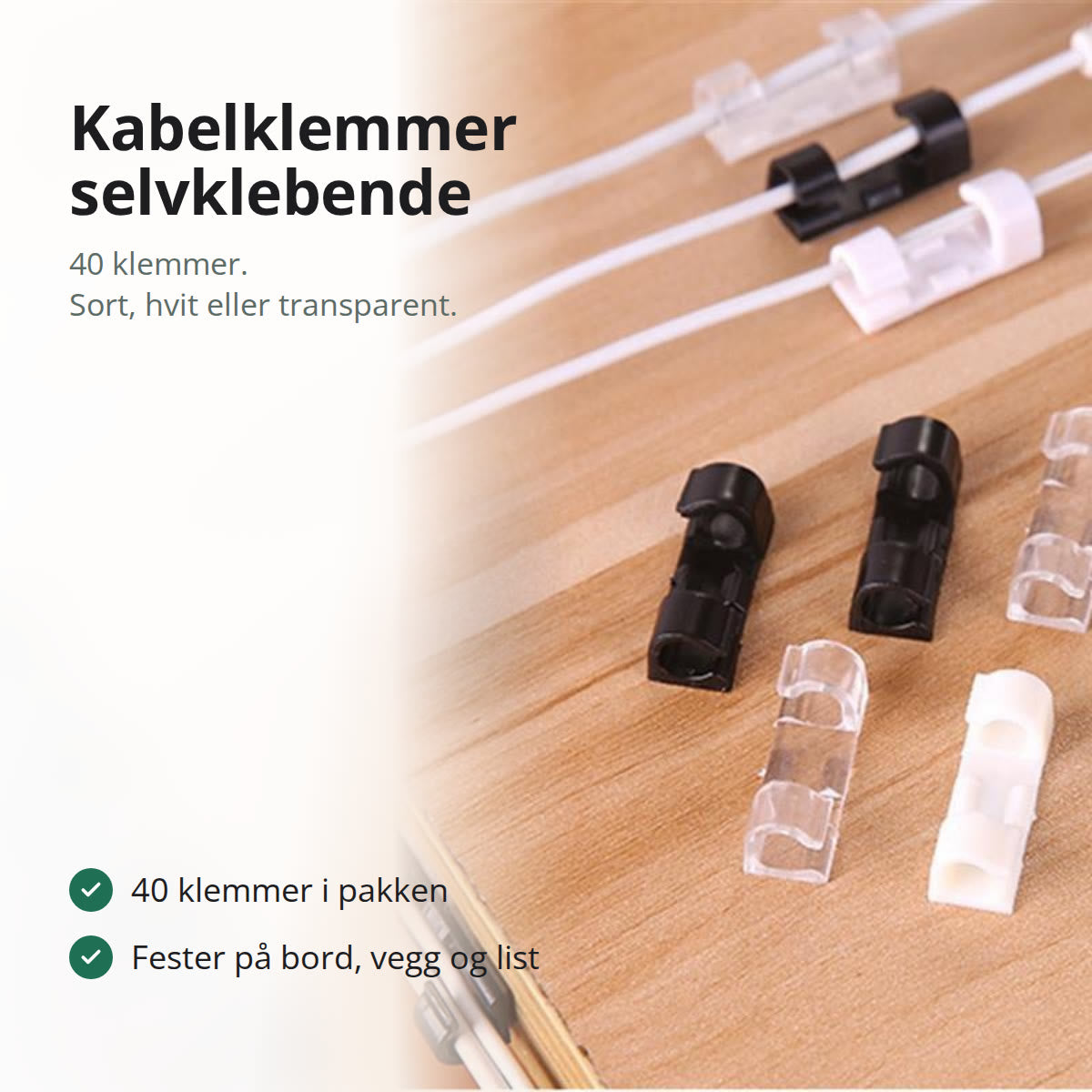 Selvklebende kabelklemmer i sort plast på et skrivebord i eik