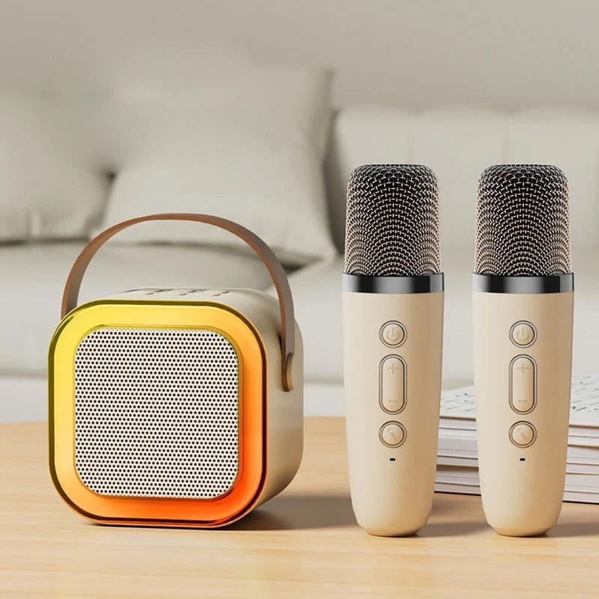 Hvit karaokemaskin med to trådløse mikrofoner på et trebord foran en seng