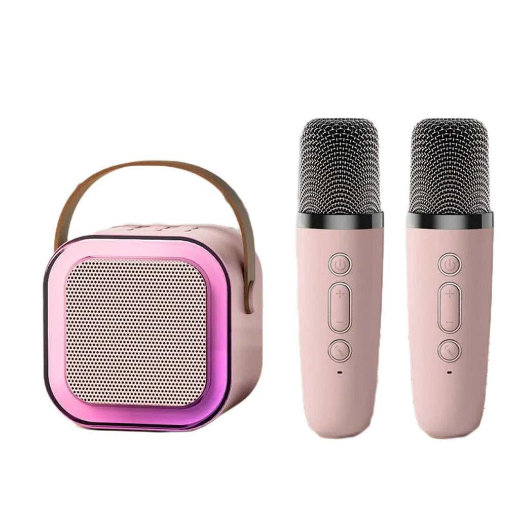 Rosa karaokemaskin sett forfra med to mikrofoner ved siden av