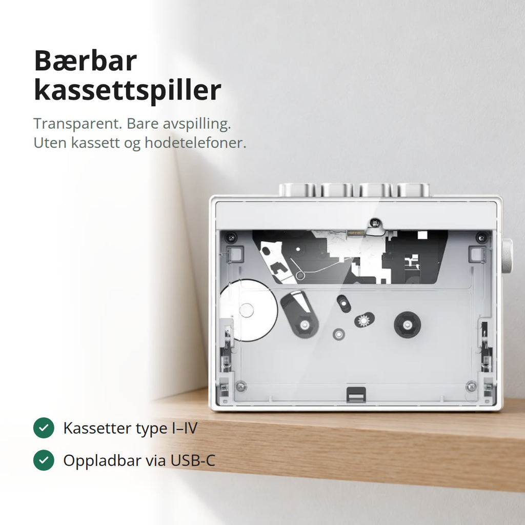 Gjennomsiktig bærbar kassettspiller som står på en hylle i lys eik foran en hvit vegg, med vinylplater i blanke omslag ved siden av