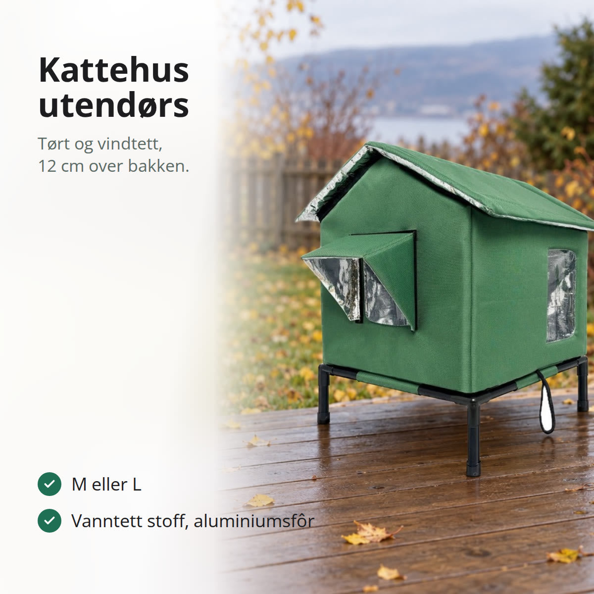 Grønt kattehus på stativ, stående på en terrasse i en hage om høsten