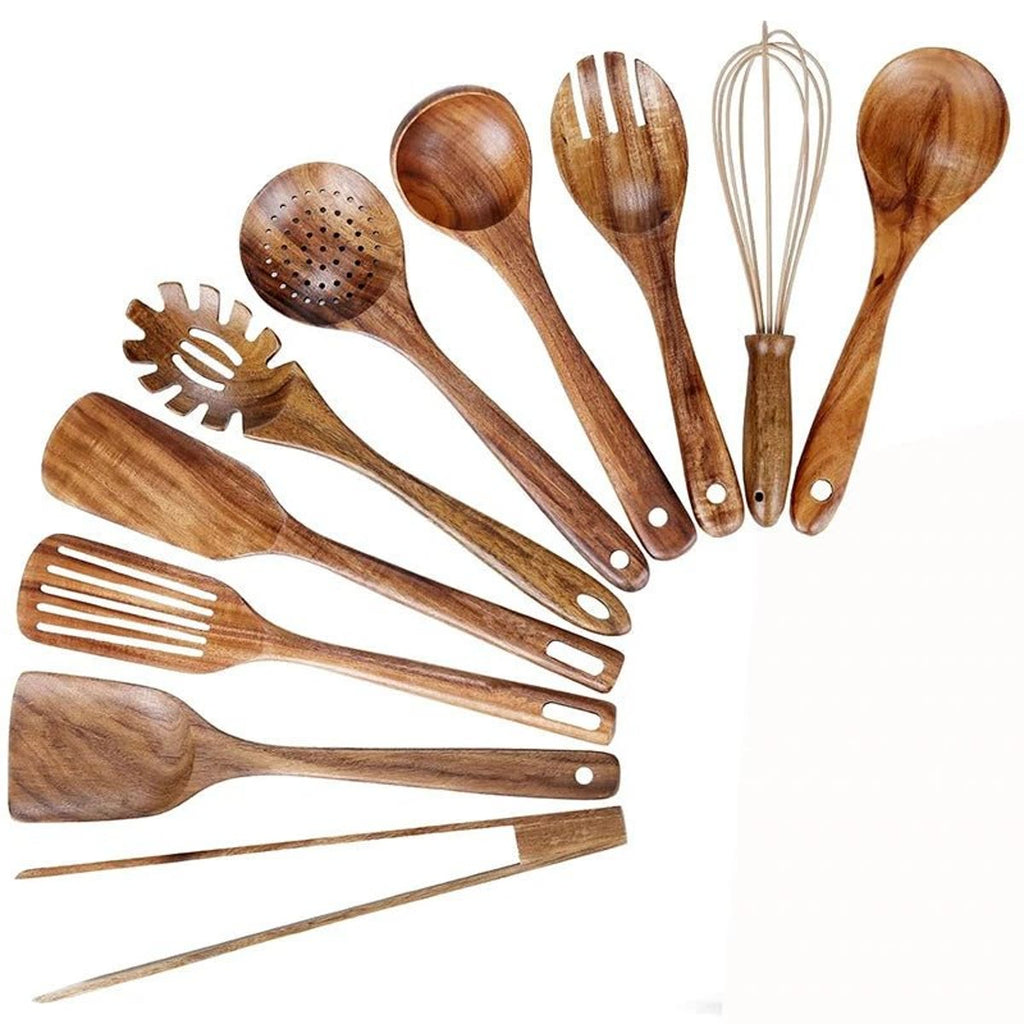 De ti redskapene i teak sett ovenfra: visp, sleiver, stekespader, pastaskje og klype