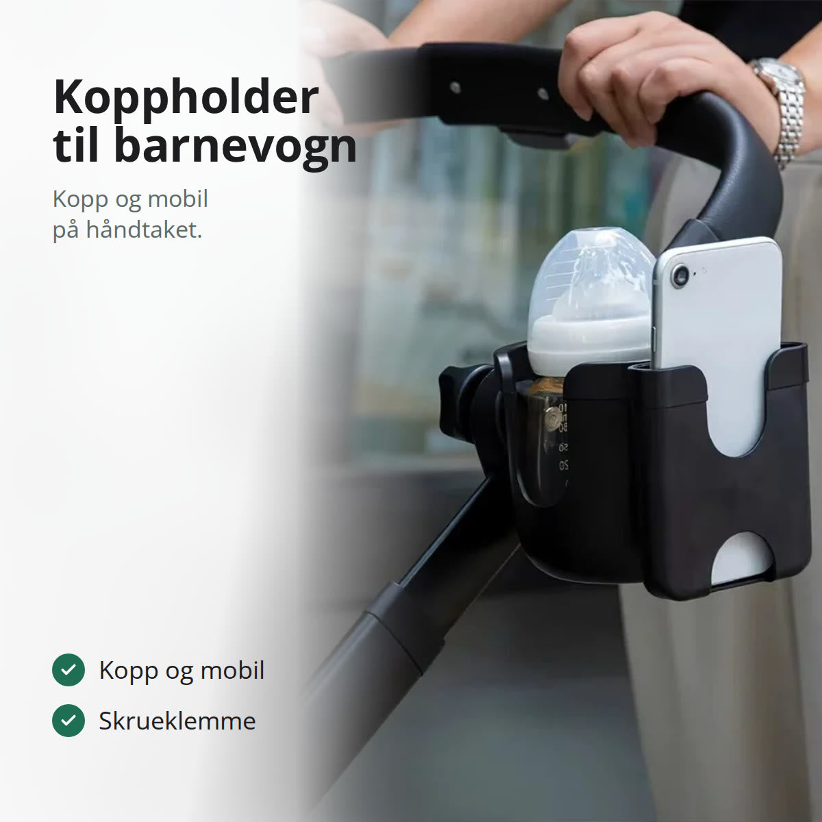 Svart koppholder med tåteflaske og mobil på håndtaket til en barnevogn