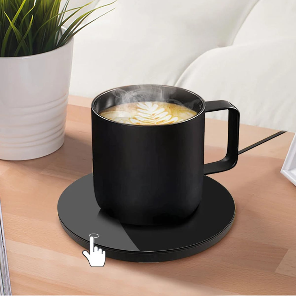 Svart krus med kaffe på en svart koppvarmer med touch-knapp foran