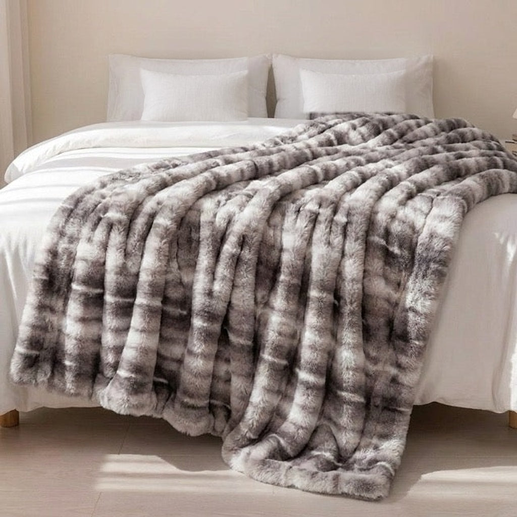 Skyla-pledd i grått med boblestruktur over en dobbeltseng