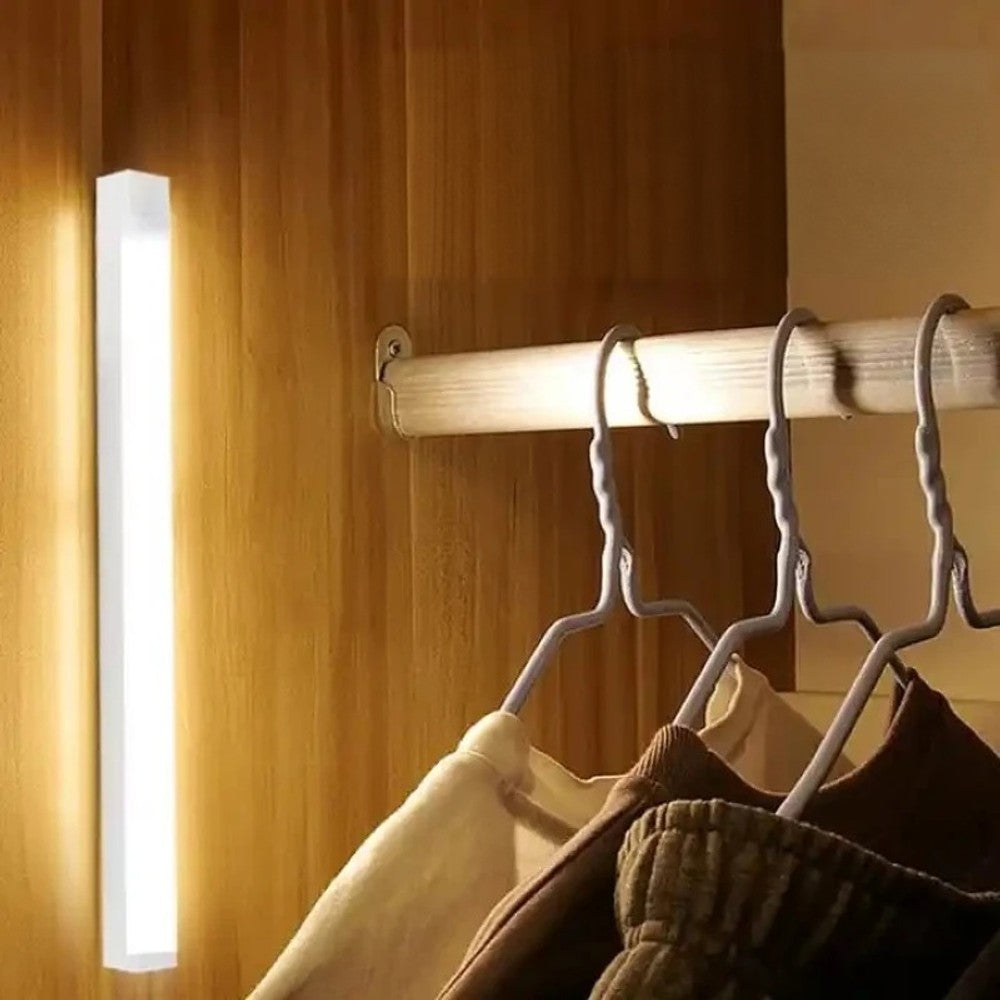 LED-list med varmt lys inne i en garderobe over klesstanga