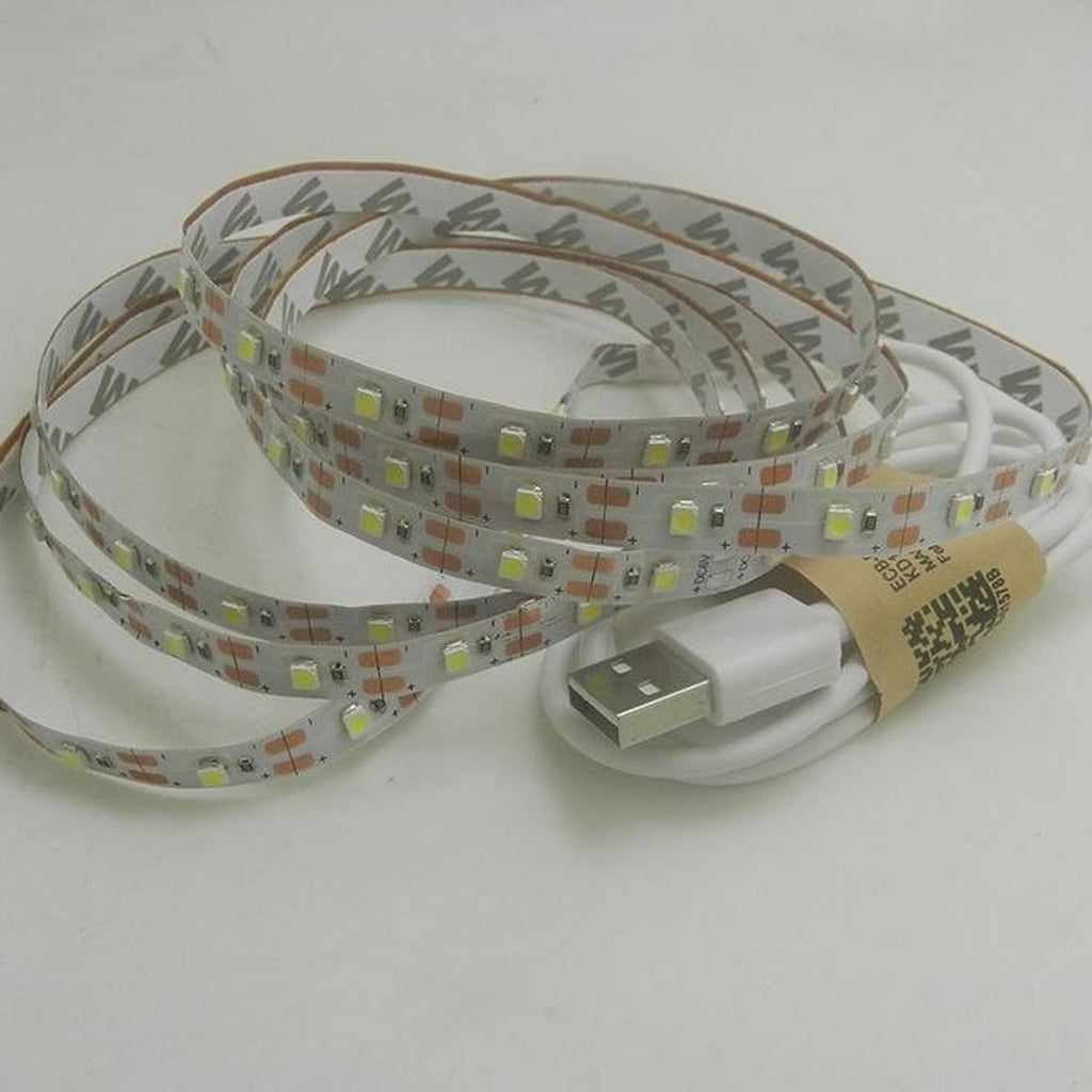 LED-stripen rullet sammen med USB-pluggen ved siden av