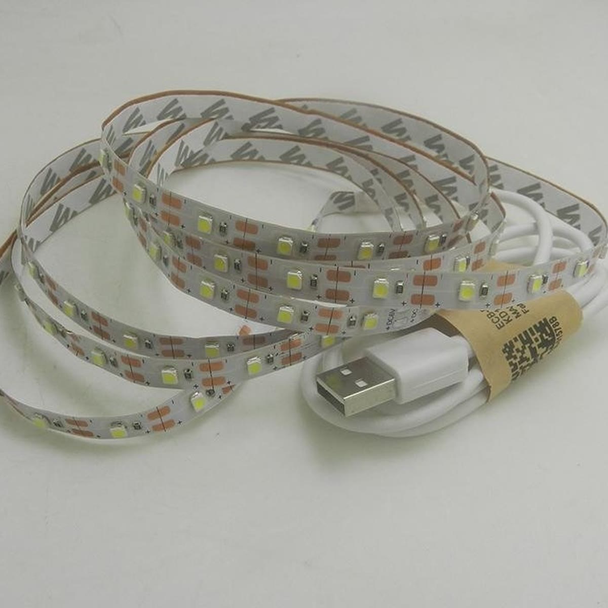 LED-stripen rullet sammen med USB-pluggen ved siden av