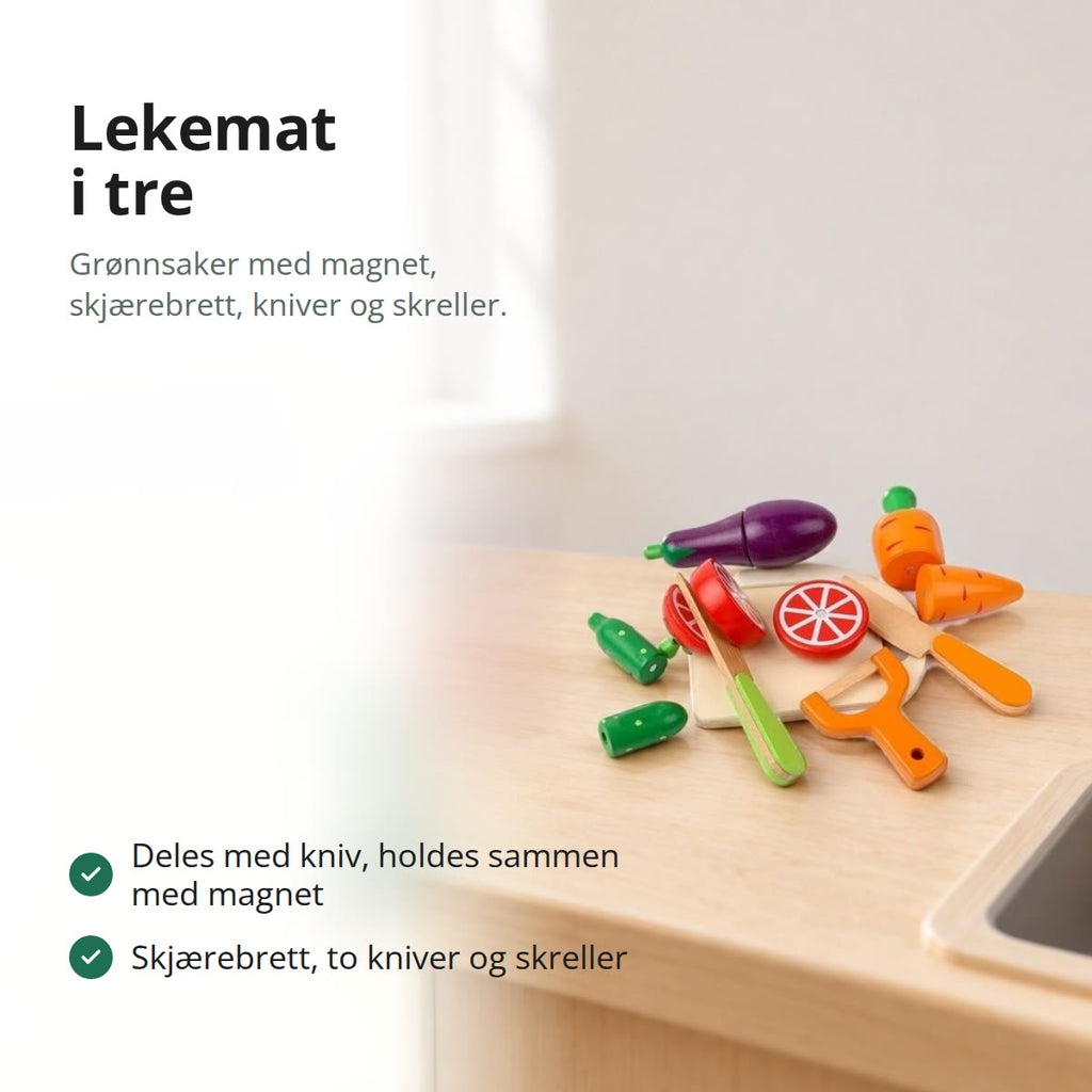 Lekemat i tre: tomat, aubergine, gulrot og agurk med skjærebrett, to kniver og skreller på et lekekjøkken