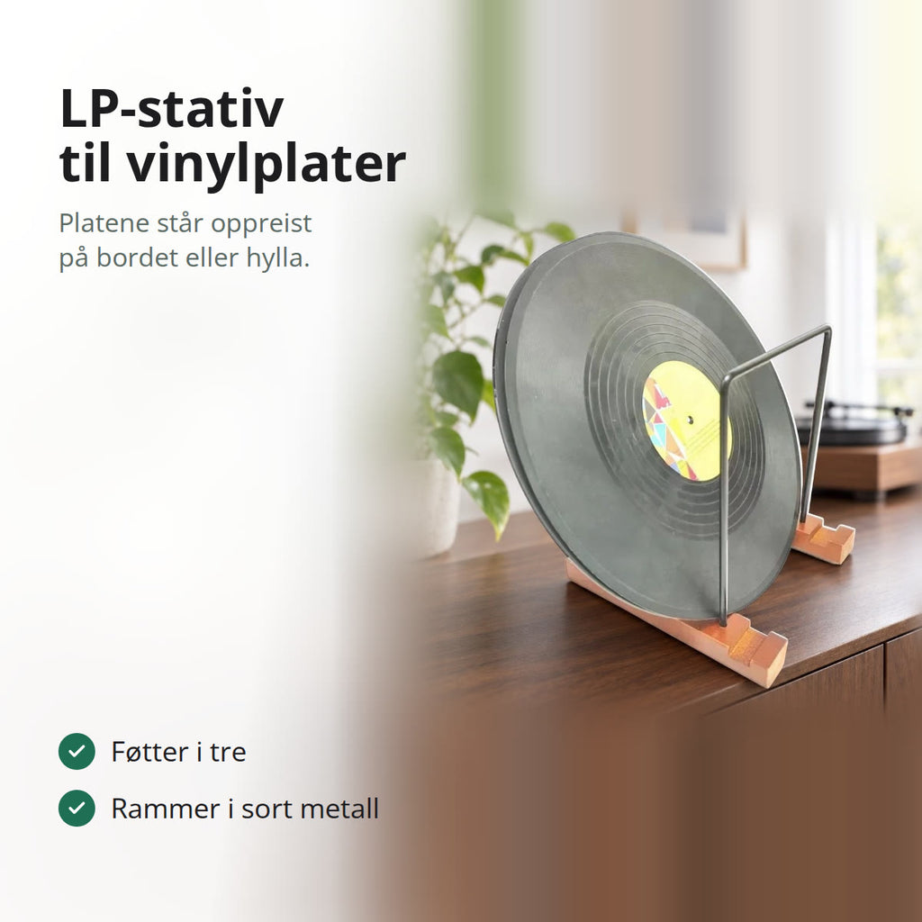 LP-stativ med føtter i tre og rammer i sort metall med en vinylplate, på en skjenk i valnøtt