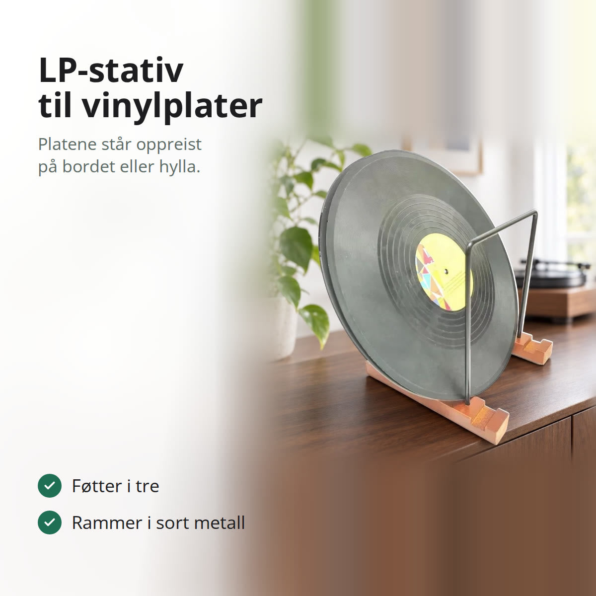 LP-stativ med føtter i tre og rammer i sort metall med en vinylplate, på en skjenk i valnøtt