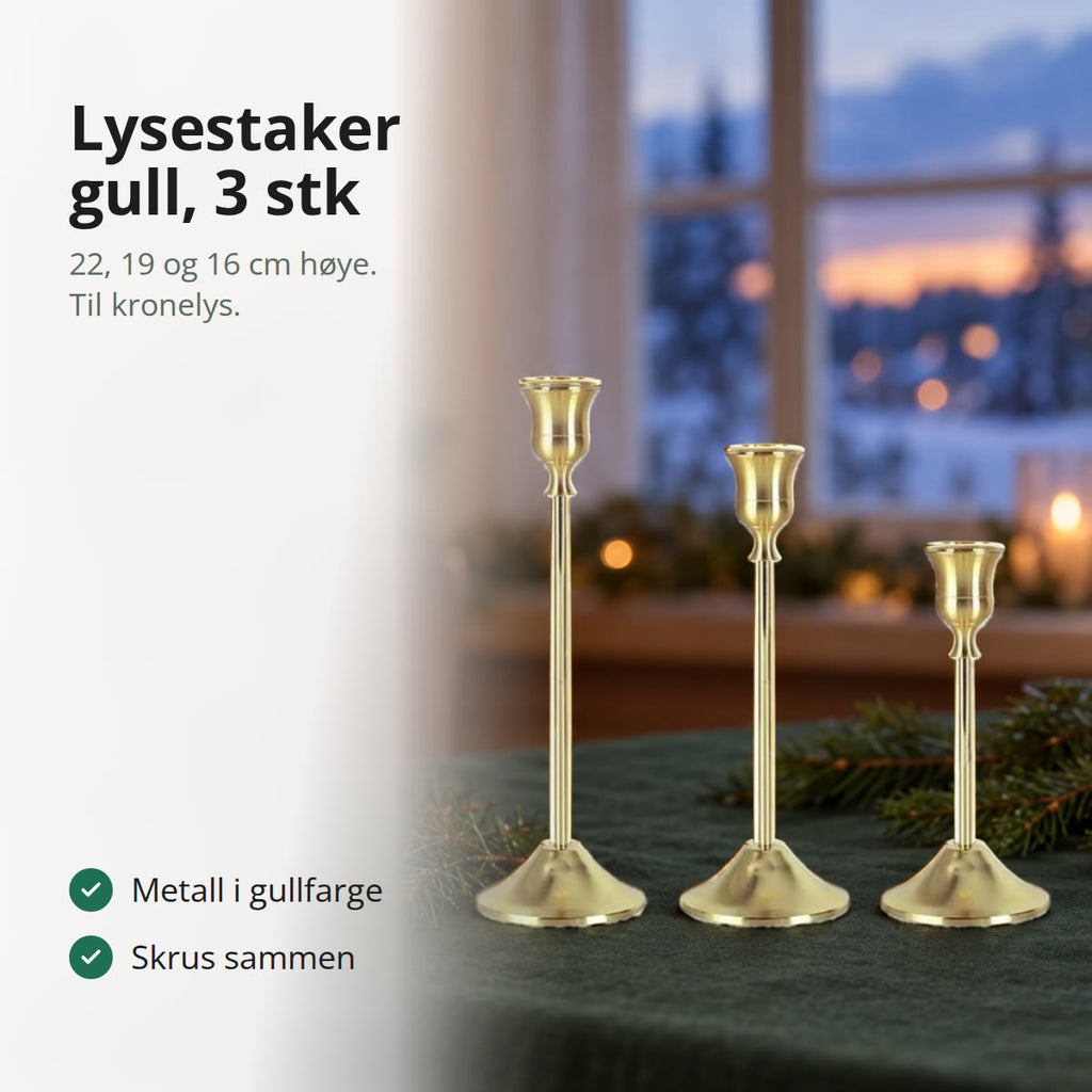 Tre lysestaker i gullfarge på et julebord med grønn duk og granbar
