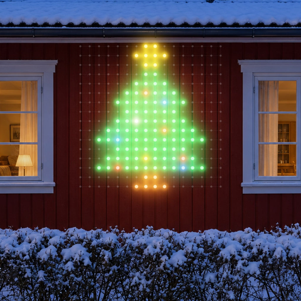 Lysrute-lysnett på en rød husvegg en vinterkveld, med et juletre tegnet i lysene