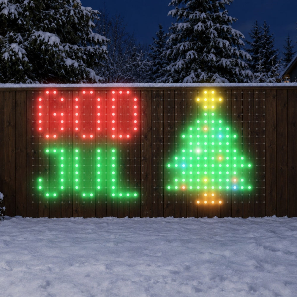 To Lysrute-lysnett side om side på et gjerde i snøen, med GOD JUL på det ene og et juletre på det andre