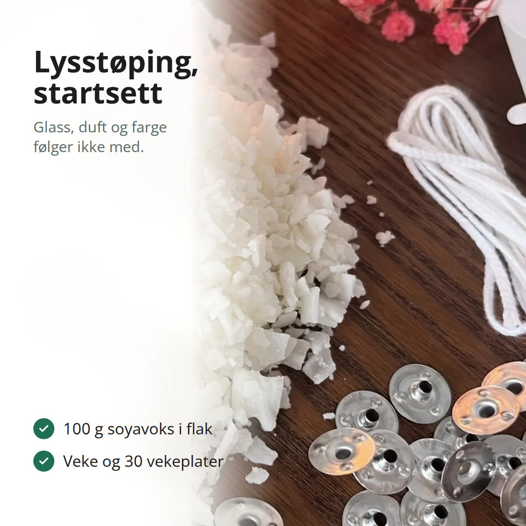 Startsett for lysstøping: soyavoks i flak, veke og vekeplater i metall på et brett i mørkt tre