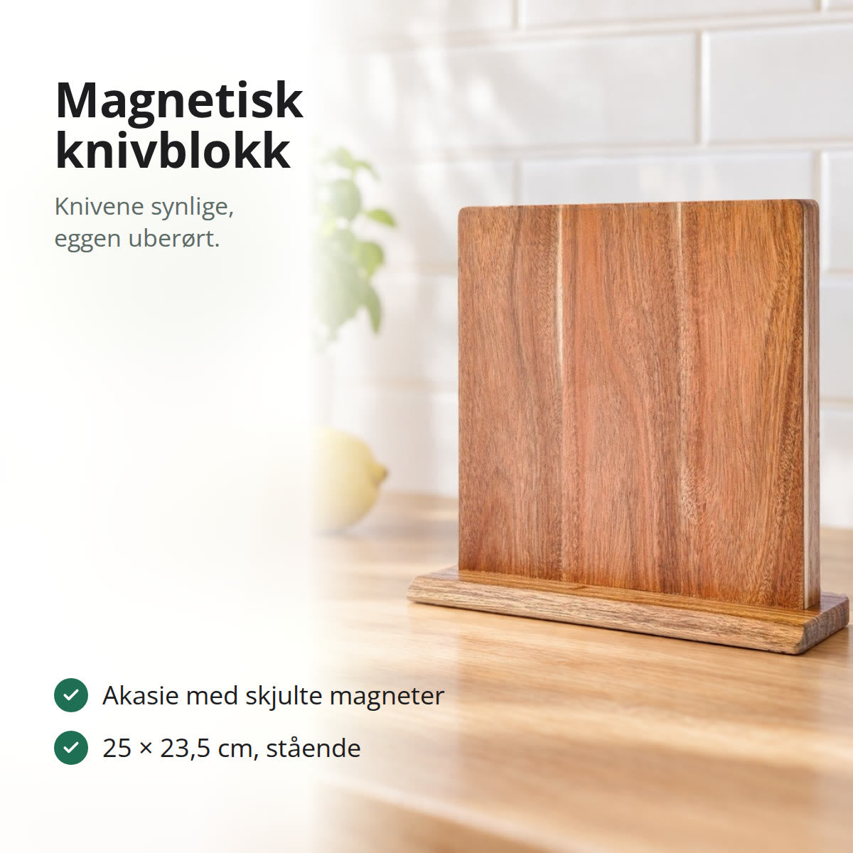Magnetisk knivblokk i akasietre på en kjøkkenbenk i eik, med basilikum og en sitron i bakgrunnen
