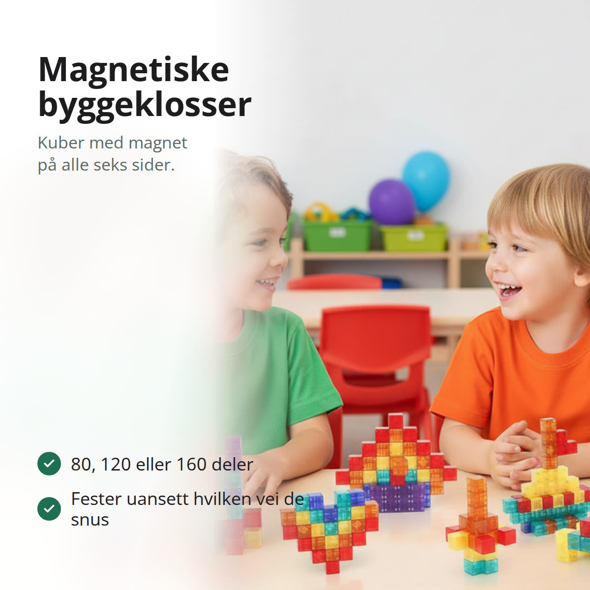 To barn som bygger med gjennomsiktige magnetiske byggeklosser i kube ved et bord