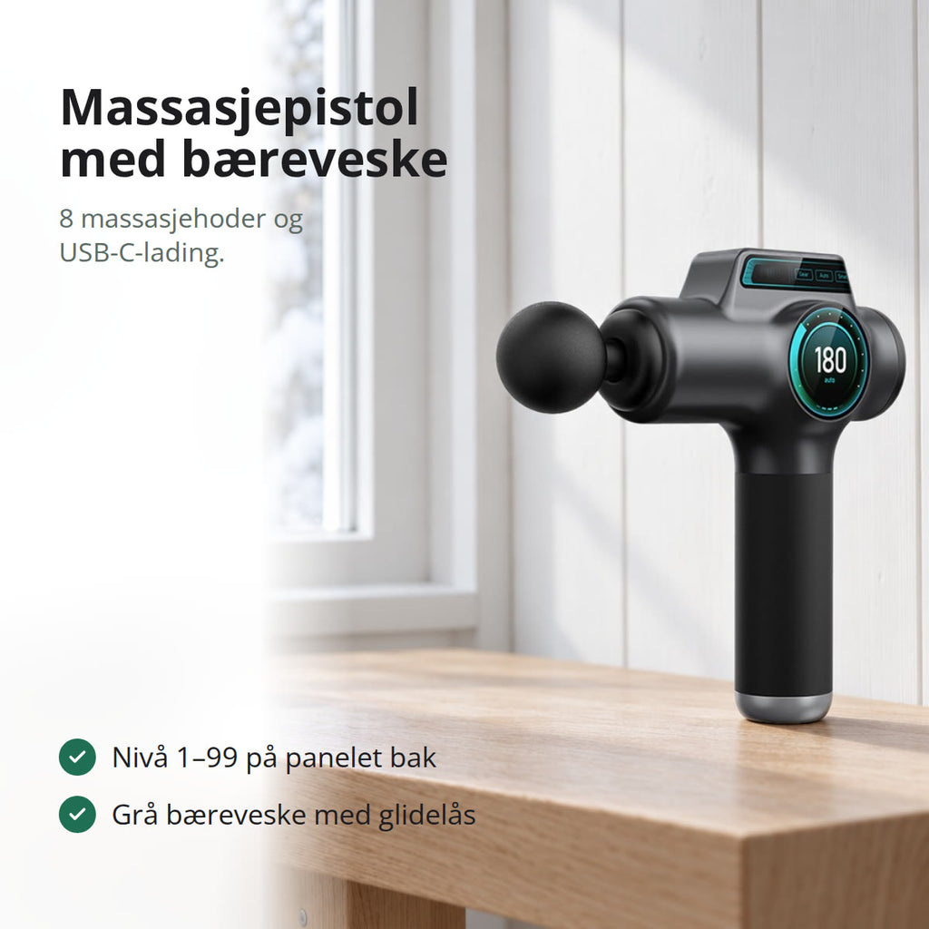 Mørk grå massasjepistol med kulehode stående på en lys eikebenk ved vinduet i et lyst treningsrom, med snødekte grantrær ute