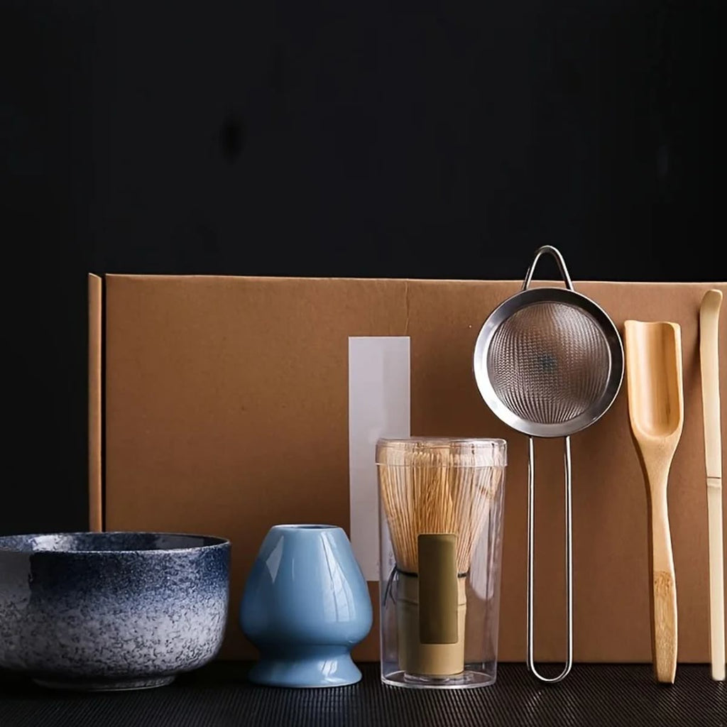 Matcha-sett i blått med bolle, vispholder, bambusvisp, sil og to bambusskjeer