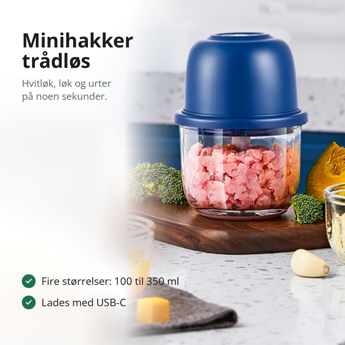 Trådløs minihakker i mørk blå på en kjøkkenbenk, med hakket kjøtt i glassbollen