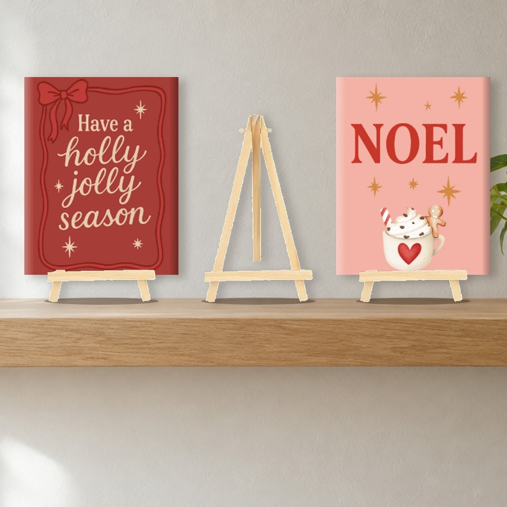 Tre ministaffelier på en hylle, to av dem med julemotiver fra malesettene