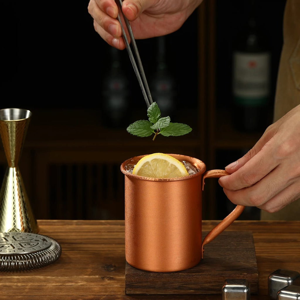 Kruset på en bardisk, en bartender legger mynte på toppen av drinken