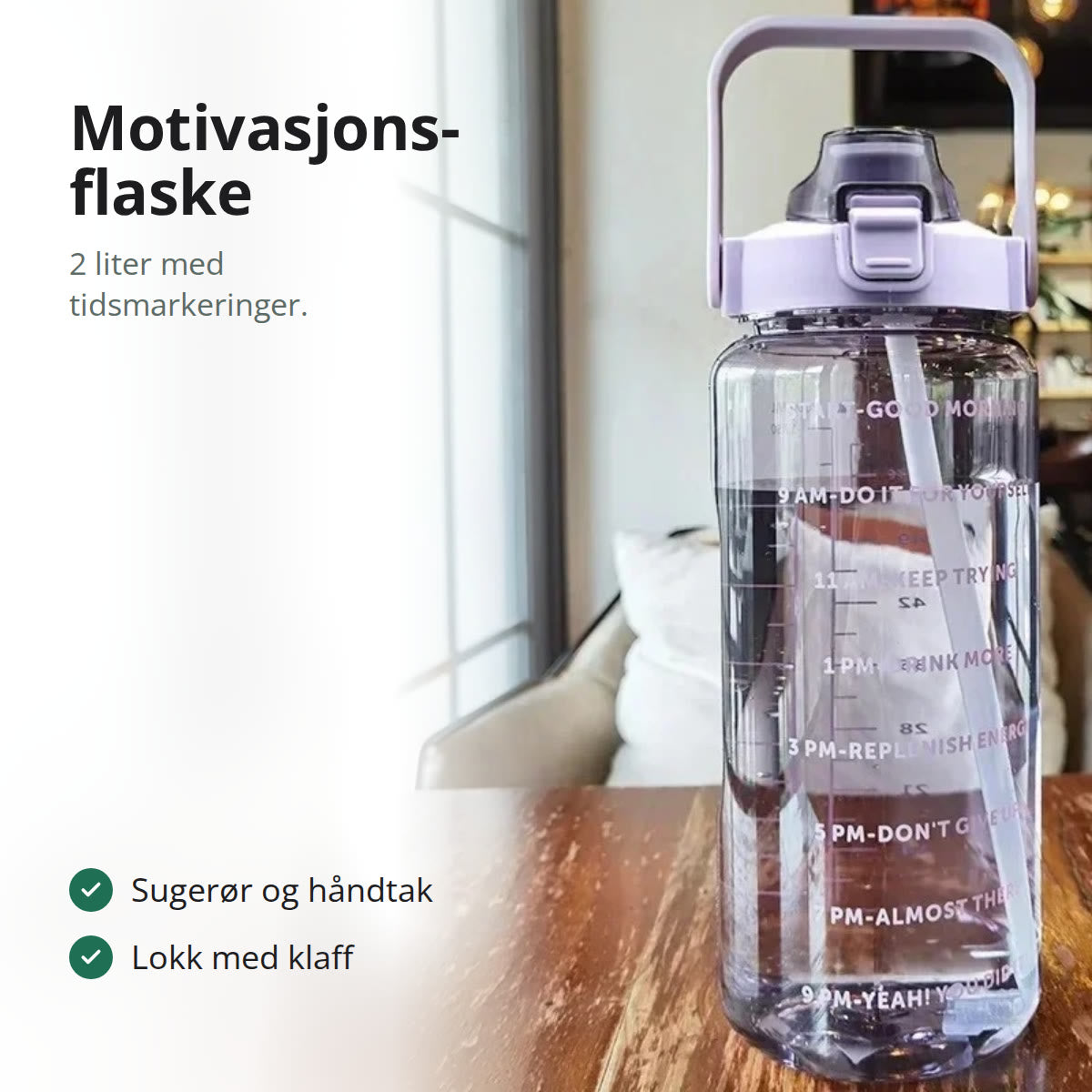 Motivasjonsflaske på 2 liter med lilla lokk, sugerør og tidsmarkeringer, på et kafébord