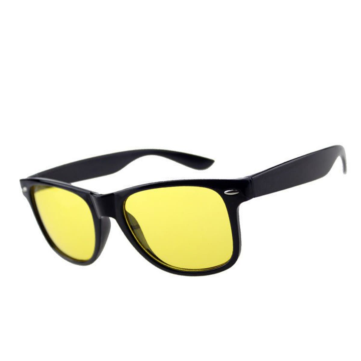 Wayfarer-modellen med gule glass og svart innfatning, sett skrått forfra