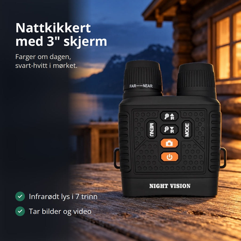 Digital nattkikkert i svart med oransje knapper på et værbitt trebord på en hytteterrasse i skumringen, med fjord og fjell bak