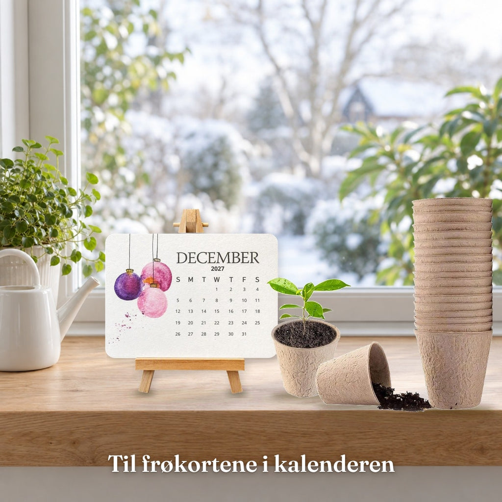Frøkalenderen på stativ ved siden av plantepottene i vinduskarmen