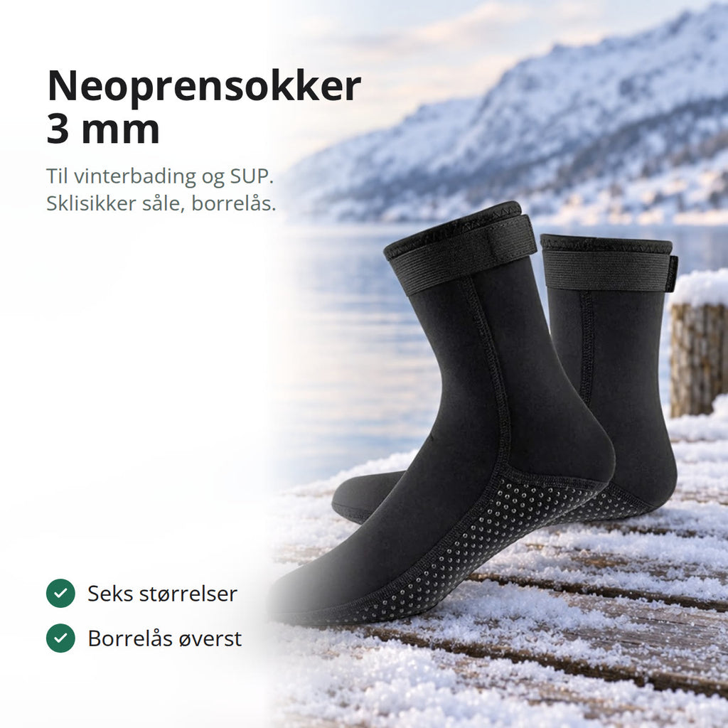 Et par svarte neoprensokker med borrelås på en snødekt brygge ved en fjord