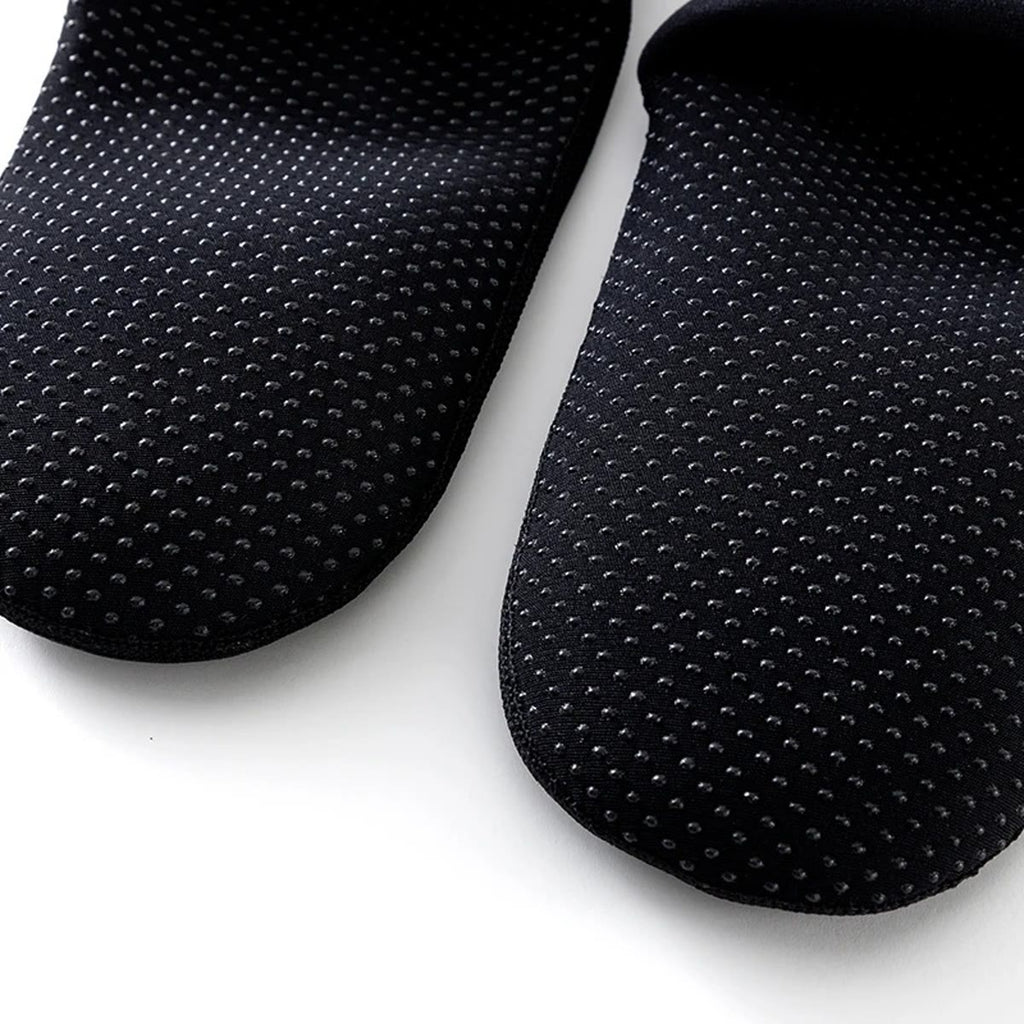 Nærbilde av den sklisikre sålen med gummiprikker på neoprensokkene