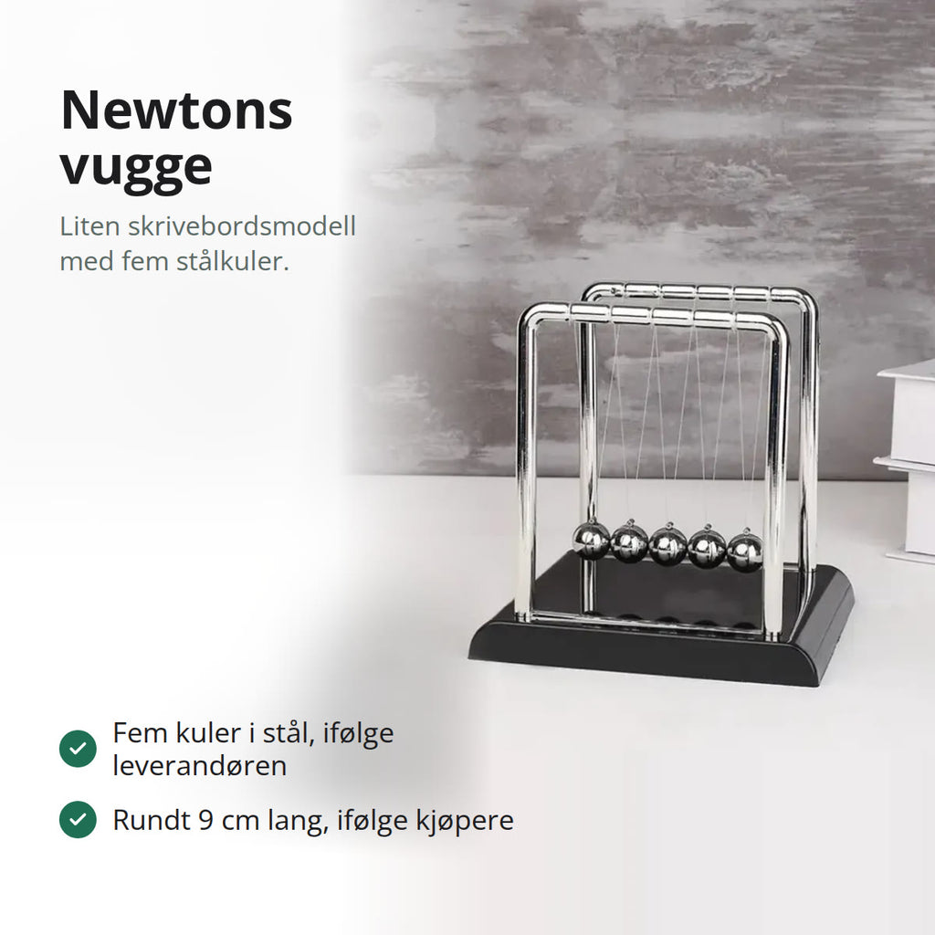 Liten Newtons vugge med fem stålkuler i blank dobbel bøyle på svart sokkel, på et hvitt bord foran en grå vegg
