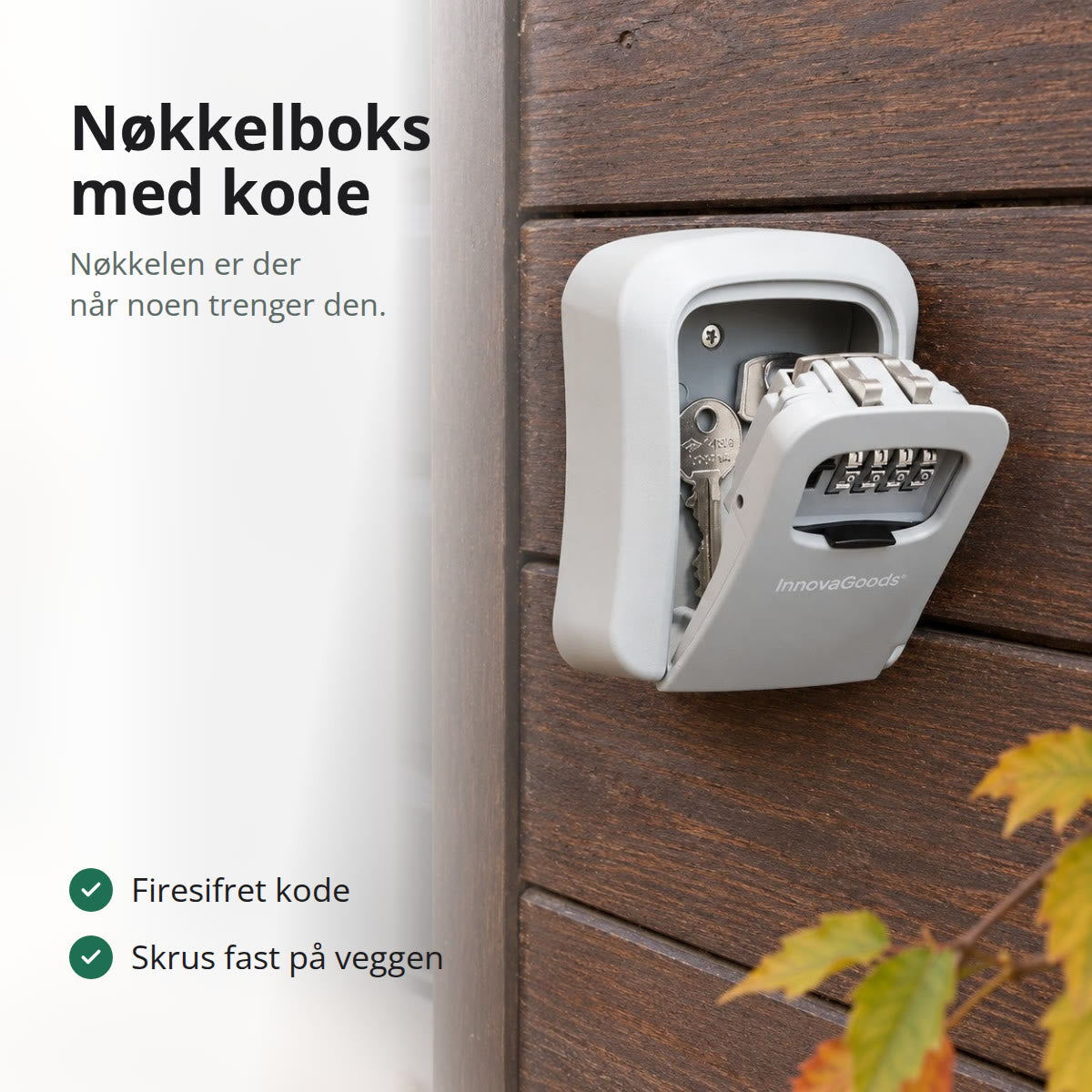 Åpen grå nøkkelboks med nøkler inni på en vegg av mørkt tre