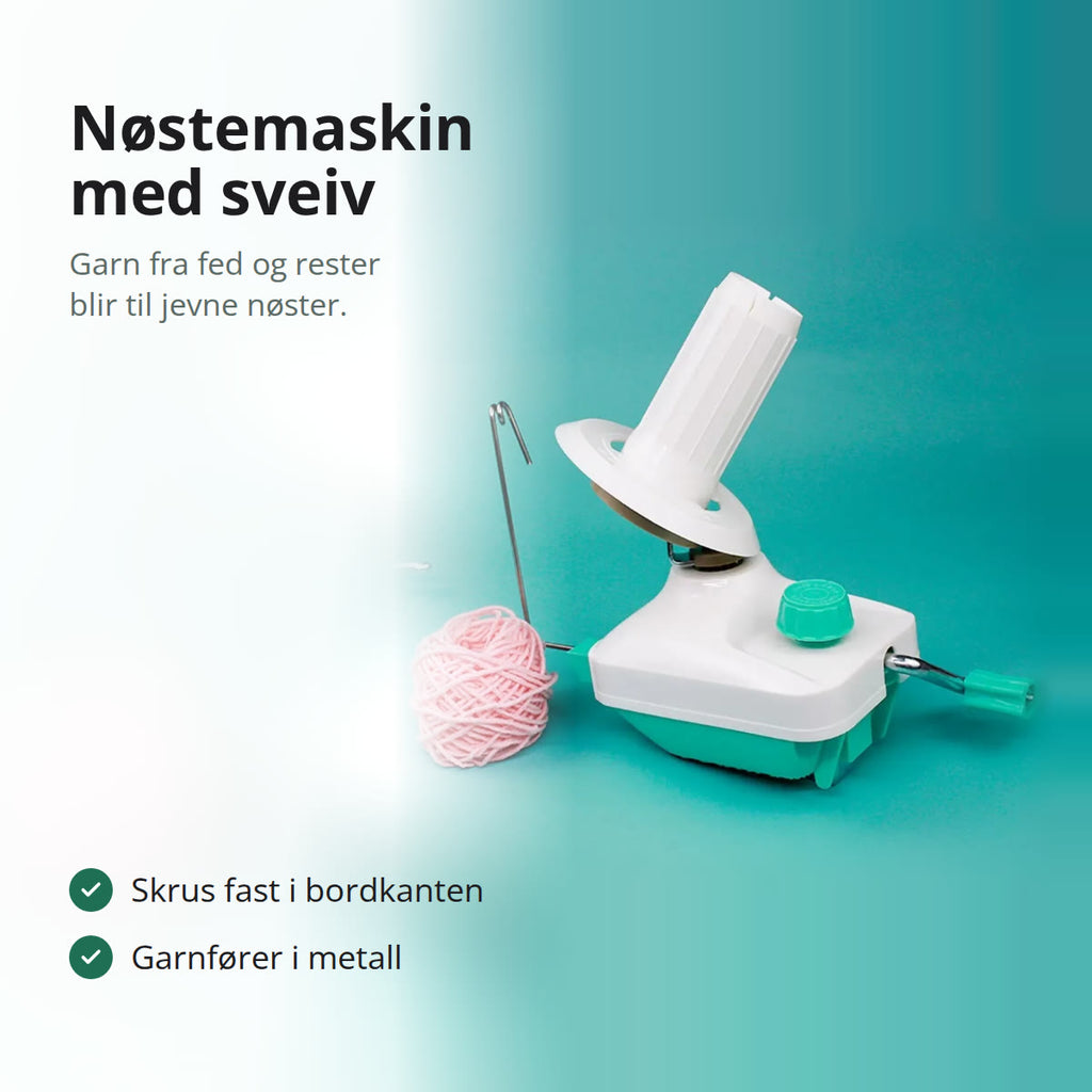 Mintgrønn og hvit nøstemaskin med sveiv og et rosa garnnøste på et turkis bord