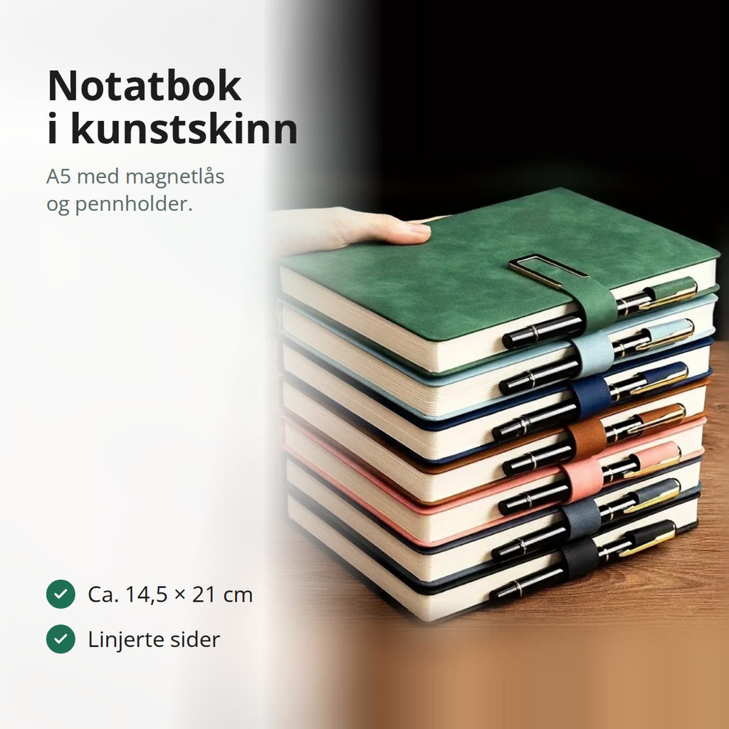 Stabel med notatbøker i imitert skinn med grønn perm øverst og penner i holderne