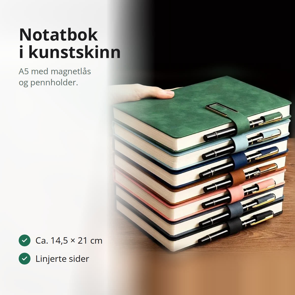 Stabel med notatbøker i imitert skinn med grønn perm øverst og penner i holderne