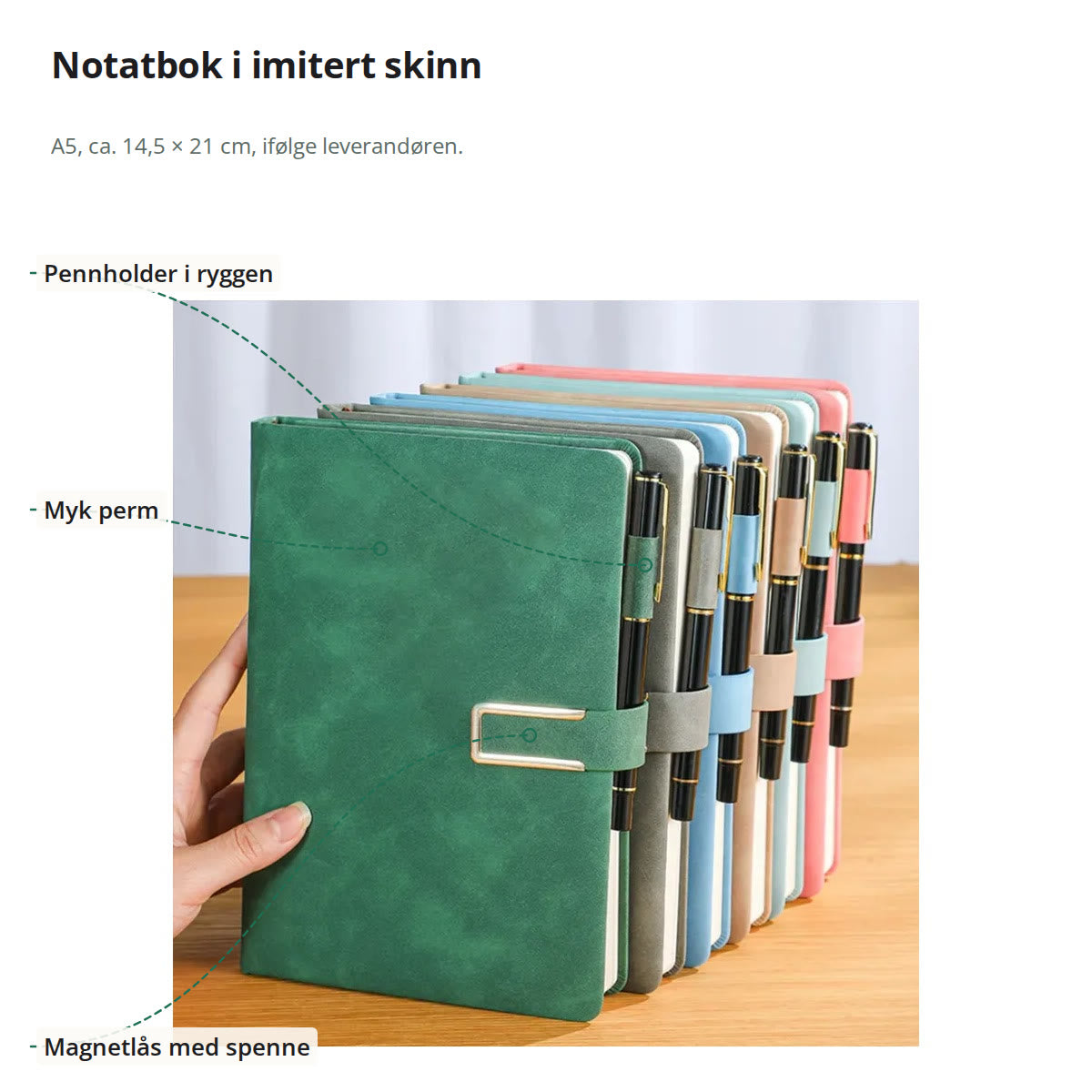 Notatbok i imitert skinn merket med pennholder i ryggen, myk perm og magnetlås med spenne